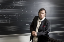 Nghệ sĩ dương cầm David Dubal: Những tác phẩm kinh điển là liều thuốc xoa dịu vết thương tinh thần