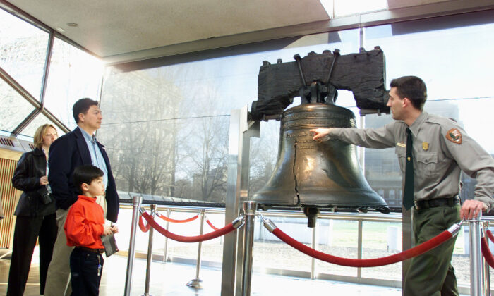 Cánh tả và cánh hữu cần hợp nhất để chấm dứt sự kiểm duyệt