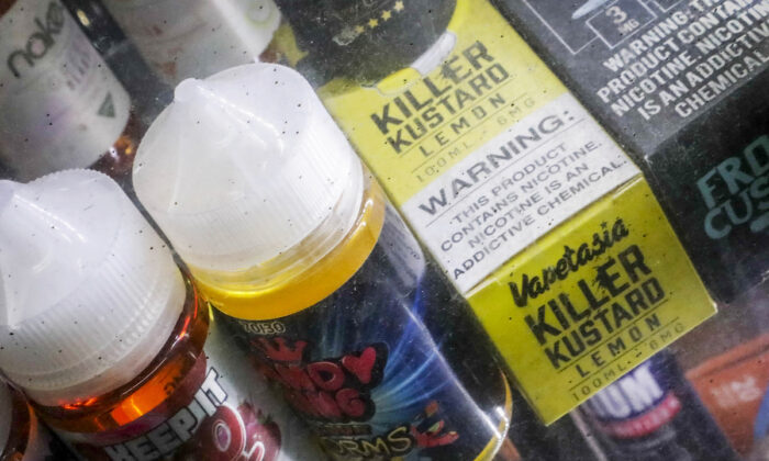 FDA cấm bán 55,000 sản phẩm thuốc lá điện tử có mùi thơm