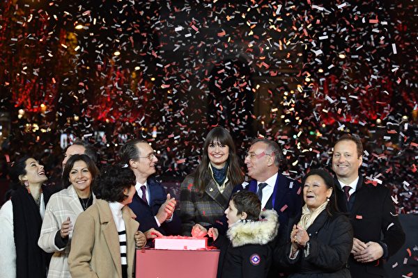 Chùm ảnh: Lễ thắp sáng Giáng Sinh năm 2021 trên đại lộ Champs Elysees ở Paris