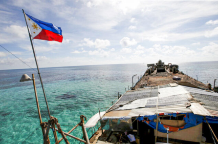 Philippines tiếp tế tiền đồn quân sự trên bãi cạn tranh chấp sau khi bị Trung Quốc bao vây