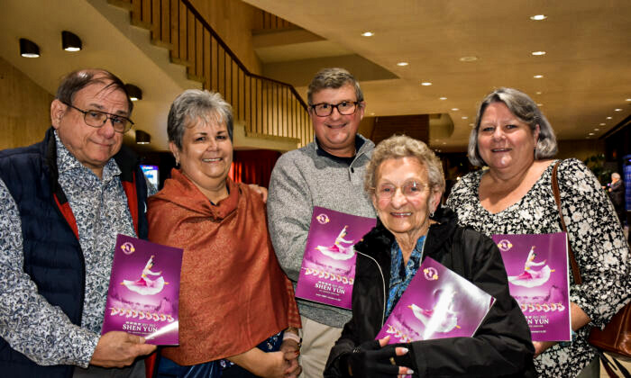 Một nhạc sĩ thốt lên: Âm nhạc Shen Yun thật tuyệt vời