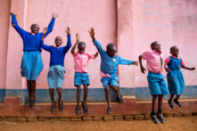 “Giày điều chỉnh kích cỡ” thay đổi cuộc sống của hàng ngàn trẻ nhỏ toàn cầu