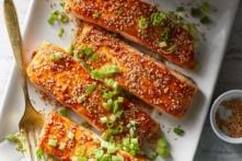 Cá hồi áp chảo mè rang 