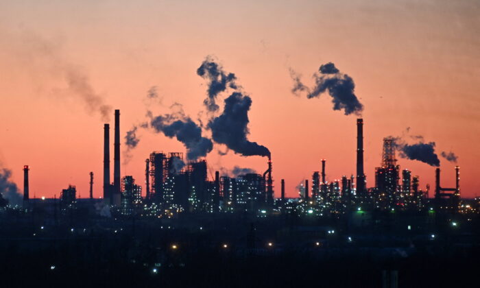 Giá dầu lại tăng khi chiến sự leo thang ở Ukraine, các thị trường trông đợi diễn văn của Fed