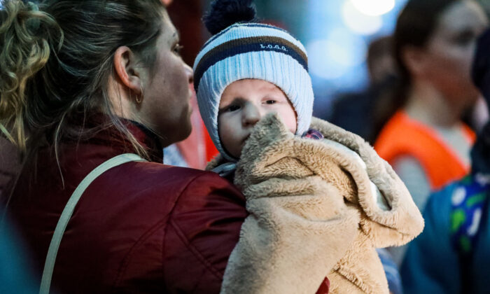 Tại ga xe lửa của Ukraine, một số bà mẹ chờ đợi để chạy nạn, số khác trở về nhà