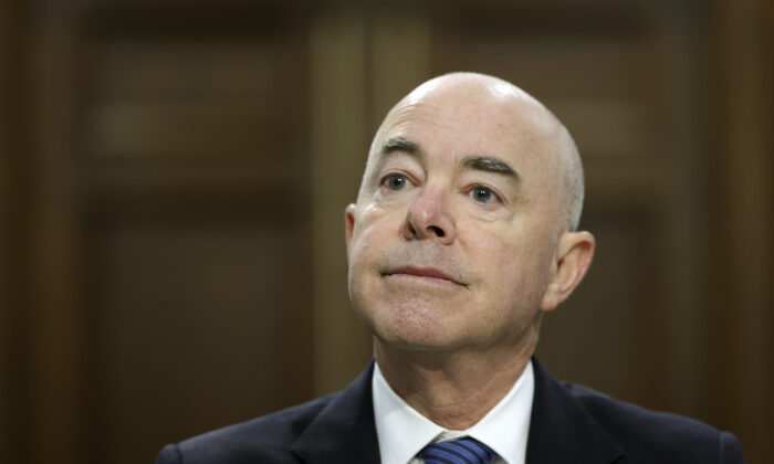 Bộ trưởng An ninh Nội địa bảo vệ Ban quản trị Thông tin sai lệch và lãnh đạo vừa được bổ nhiệm của ban này