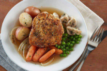 Đùi gà hầm tỏi và rượu vang trắng