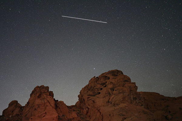 Ảnh: Mưa sao băng Tau Herculids hiếm thấy trên bầu trời đêm Bắc Mỹ