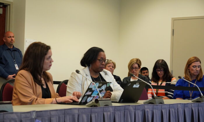 Hội đồng Trường học Quận Loudoun thảo luận chính sách mới về nội dung khiêu dâm