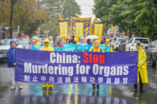 Các học viên Pháp Luân Công diễn hành dưới mưa ở Brooklyn để lên án cuộc bức hại của ĐCSTQ