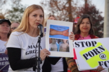 Người mẹ tên Stacy Langton (bên trái) ở Quận Fairfax phản đối các chính sách ủng hộ chuyển giới và “chăm sóc khẳng định giới tính” của học khu bên ngoài cuộc họp của Hội đồng Trường Quận Fairfax ở Falls Church, Virginia, hôm 03/11/2022. (Ảnh: Terri Wu/The Epoch Times)