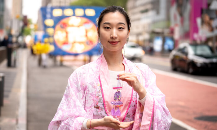 Các học viên Pháp Luân Công tham gia lễ diễn hành đánh dấu kỷ niệm 30 năm ngày môn tu luyện tinh thần này được truyền ra công chúng, ở New York, hôm 13/05/2022. (Ảnh: Samira Bouaou/The Epoch Times)