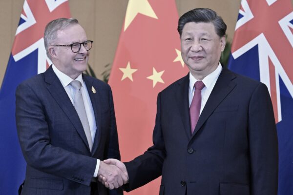 Thủ tướng Úc Anthony Albanese gặp gỡ Chủ tịch Trung Quốc Tập Cận Bình trong một cuộc gặp song phương tại hội nghị thượng đỉnh G-20 năm 2022 tại Nusa Dua, Bali, Indonesia, hôm 15/11/2022. (Ảnh: AAP Image/Mick Tsikas)