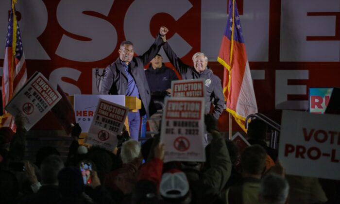 Ông Herschel Walker (Trái) nhận được sự ủng hộ từ Thượng nghị sĩ Lindsey Graham (Cộng Hòa-South Carolina) trong vòng bầu cử bổ sung vào Thượng viện của ông Walker với ông Raphael Warnock. Cả hai đã nói chuyện ở Gainesville, Georgia, hôm 17/11/2022. (Ảnh: Đăng dưới sự cho phép của Justin Kase Photography)