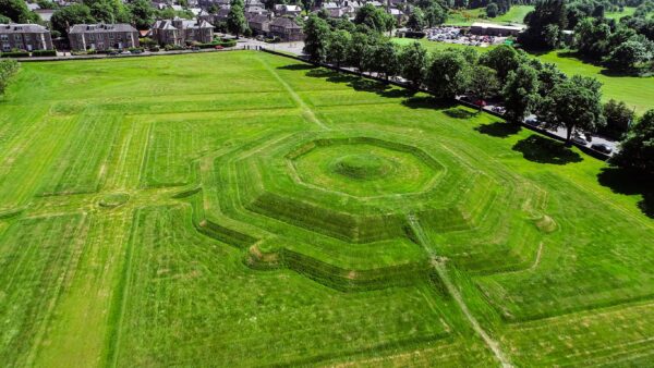 Bên dưới bức tường phía tây của Lâu đài Stirling là một nơi trước đây từng là khu vườn được tạo hình từ thế kỷ 17, có các hình dạng và tâm điểm hình học, được gọi là King’s Knot. Khu vườn từng được trang hoàng với các bồn hoa theo hoa văn hình nút (các khoảng không gian theo từng lớp) và hàng rào, nhưng thứ duy nhất còn sót lại là một nền đất hình bát giác của người làm vườn William Watts và kiến ​​trúc sư James Murray vào năm 1629. (Ảnh: Treasure Galore/Shutterstock)