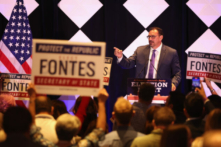 Ứng cử viên Đảng Dân Chủ Adrian Fontes được dự đoán sẽ chiến thắng trong cuộc đua ở Arizona