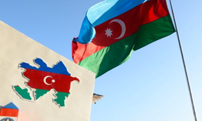Một lá cờ Azerbaijan được nhìn thấy ở làng Zangilan, Azerbaijan, vào ngày 05/01/2021. (Ảnh: Tofik Babayev/AFP qua Getty Images)