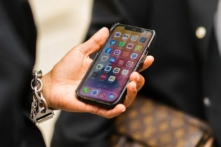 Trong bối cảnh nhiều thành viên Đảng Dân Chủ đồng ý rằng Quốc hội nên áp dụng một giới hạn nào đó đối với sức mạnh của các nền tảng Big Tech (Đại công ty Công nghệ), chính phủ Tổng thống Biden kêu gọi các công ty công nghệ này ngừng lan truyền thông tin sai lệch. (Ảnh: Edward Berthelot/Getty Images)