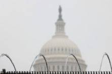 Dây thép gai được giăng trên đỉnh hàng rào bên ngoài Điện Capitol ở Hoa Thịnh Đốn trong ngày thứ năm của phiên đàn hặc cựu Tổng thống Donald Trump, hôm 13/02/2021. (Ảnh: Win McNamee/Getty Images)