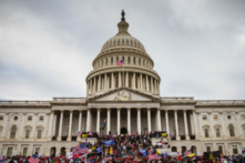 Một nhóm lớn người biểu tình đứng ở bậc thang phía Đông của Tòa nhà Quốc hội sau khi xâm nhập vào khu vực ở Thủ đô Hoa Thịnh Đốn, vào ngày 06/01/2021. (Ảnh: Jon Cherry/Getty Images)