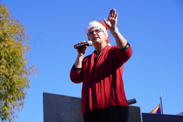 Thượng nghị sĩ tiểu bang Arizona Kelly Townsend (Đảng Cộng Hòa), tại một cuộc tập hợp ở Phoenix hôm 25/11, đã đặt câu hỏi liệu các sự cố kỹ thuật trong cuộc bầu cử giữa nhiệm kỳ ở Arizona có phải là kết quả của sự kém cỏi hoặc hành vi sai trái hay không. (Ảnh: Allan Stein/The Epoch Times)