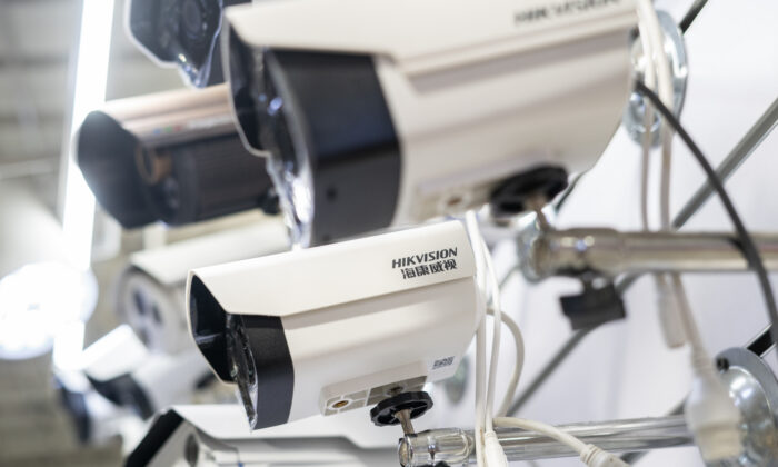 Camera Hikvision trong một trung tâm mua sắm điện tử ở Bắc Kinh vào ngày 24/05/2019. (Ảnh: Fred Dufour/AFP qua Getty Images)