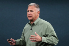 Ông Phil Schiller, Phó chủ tịch cao cấp phụ trách tiếp thị toàn cầu của Apple nói về iPhone 11 Pro mới trong một sự kiện đặc biệt của Apple ở Cupertino, California, vào ngày 10/09/2019. (Ảnh: Justin Sullivan/Getty Images)