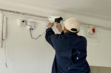 Một công nhân điều chỉnh camera giám sát bên ngoài tư gia của một ký giả bị cách ly sau khi ông đến thăm Vũ Hán ở Bắc Kinh, Trung Quốc, vào ngày 03/05/2020. (Ảnh: Leo Ramirez/AFP qua Getty Images)