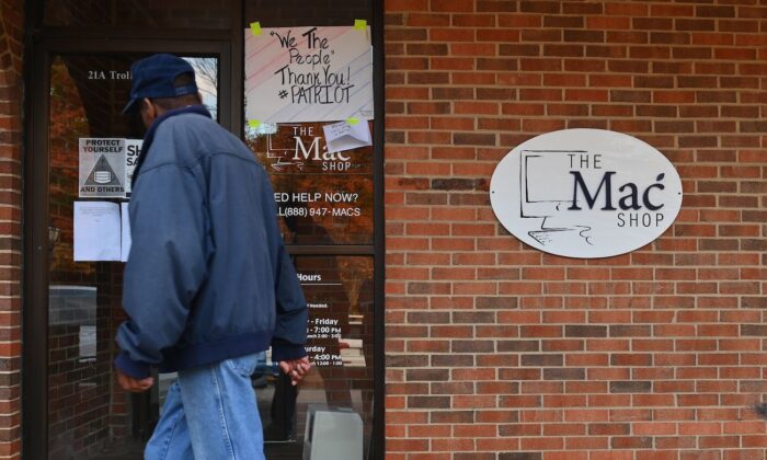 Một người đàn ông đi ngang qua cửa hàng “The Mac Shop” ở Wilmington, Delaware, hôm 21/10/2020. (Ảnh: Angela Weiss/AFP qua Getty Images)
