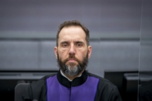 Biện lý Hoa Kỳ Jack Smith chủ trì buổi thuyết trình trước phiên tòa tội phạm chiến tranh tại tòa án tại La Haye 09/11/2020. (Ảnh: Jerry Lampen/Pool/AFP qua Getty Images)