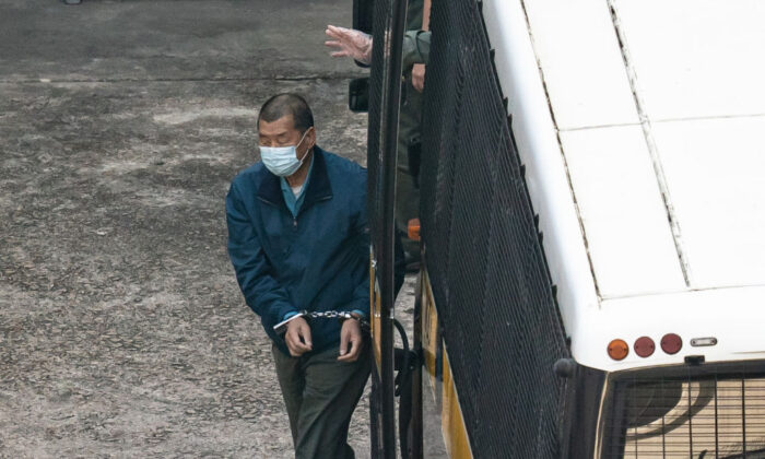 Ông trùm truyền thông Hồng Kông Jimmy Lai (Lê Trí Anh) đến Trung tâm Giam giữ Lệ Chi Giác ở Hồng Kông vào ngày 03/12/2020. (Ảnh: Anthony Kwan/Getty Images)