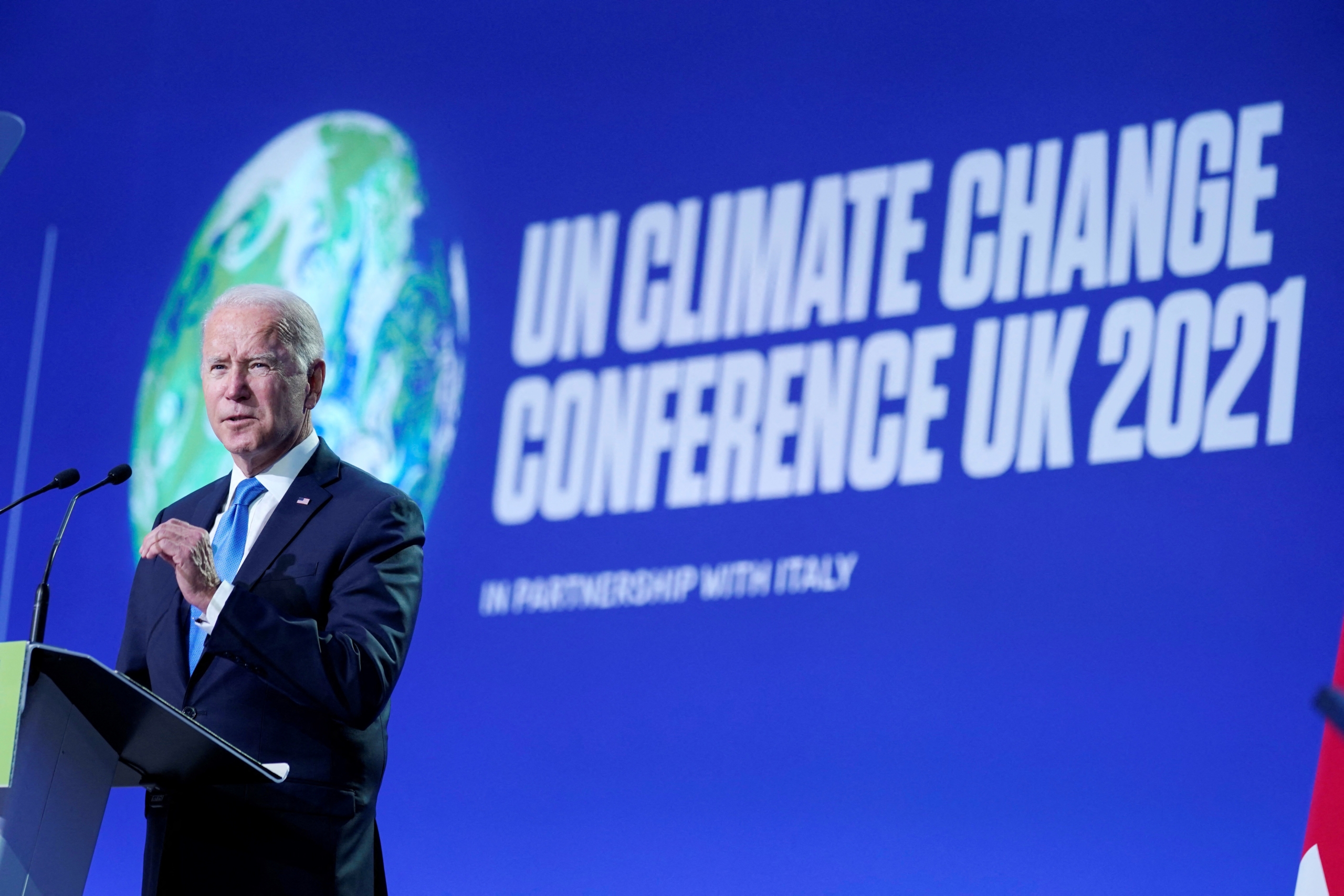 Tổng thống Hoa Kỳ Joe Biden diễn thuyết trên sân khấu trong một cuộc họp, trong khuôn khổ Hội nghị Cao cấp về Biến đổi Khí hậu của Các Nhà lãnh đạo Thế giới COP26 của Liên Hiệp Quốc tại Glasgow, Scotland, hôm 02/11/2021. (Ảnh: Evan Vucci/POOL/Getty Images)