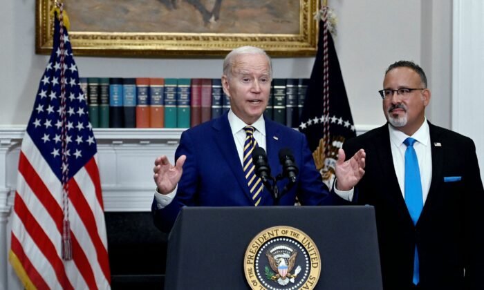 Tổng thống Joe Biden thông báo việc hỗ trợ khoản vay cho sinh viên với Bộ trưởng Giáo dục Miguel Cardona (phải) tại Phòng Roosevelt của Tòa Bạch Ốc ở Hoa Thịnh Đốn hôm 24/08/2022. (Ảnh: Olivier Douliery/AFP/Getty Images)