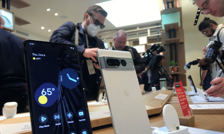 Điện thoại Google Pixel 7 Pro được trưng bày trong buổi ra mắt tại New York hôm 06/10/2022. (Thomas Urbain/AFP qua Getty Images)