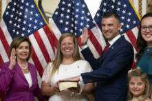 Dân biểu Rudy Yakym tuyên thệ tiếp nối nhiệm kỳ của cố Dân biểu Jackie Walorski tại Địa hạt Quốc hội số 2 Indiana