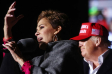 Ứng cử viên thống đốc thuộc Đảng Cộng Hòa của Arizona Kari Lake (Trái) diễn thuyết khi cựu Tổng thống Donald Trump đứng bên tại một cuộc vận động tại khu lễ hội Canyon Moon Ranch ở Florence, Arizona, hôm 15/01/2022. (Ảnh: Mario Tama/Getty Images)