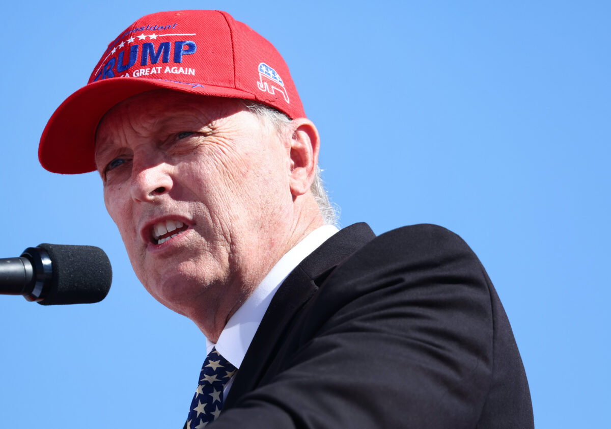 Dân biểu liên bang Andy Biggs (Cộng Hòa-Arizona) trình bày tại một cuộc vận động tranh cử có sự tham dự của cựu Tổng thống Hoa Kỳ Donald Trump tại Legacy Sports USA ở Mesa, Arizona, hôm 09/10/2022. (Ảnh: Mario Tama/Getty Images)