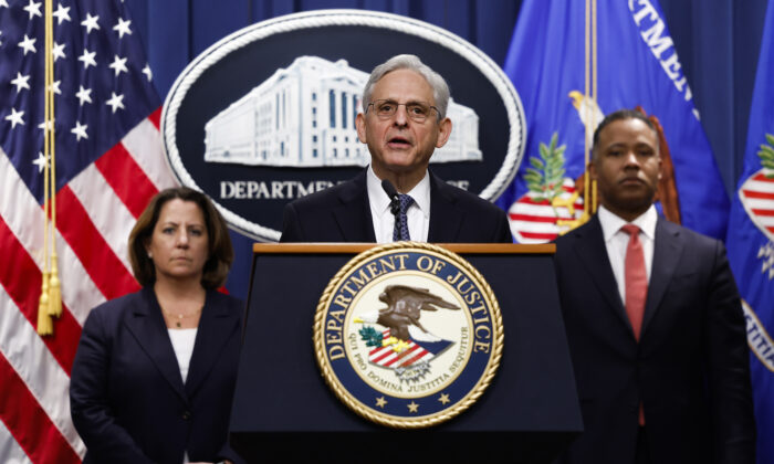 Tổng Chưởng lý Merrick Garland đưa ra nhận xét tại Tòa nhà Bộ Tư pháp Hoa Kỳ hôm 18/11/2022 ở Hoa Thịnh Đốn. (Ảnh: Anna Moneymaker/Getty Images)