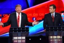 (Từ trái sang phải) Ông Donald Trump, ứng cử viên tổng thống đương thời của Đảng Cộng Hòa, làm thế tay trong lúc Thượng nghị sĩ tiểu bang Texas Ted Cruz nhìn sang phía ông trong Cuộc tranh luận cho chức Tổng thống của Đảng Cộng Hòa, do hãng thông tấn CNN tổ chức, tại The Venetian Las Vegas, ở Las Vegas, Nevada, vào ngày 15/12/2015. (Ảnh: Robyn Beck/AFP qua Getty Images)