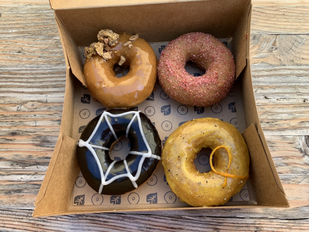 Những chiếc bánh ngon lành tại cửa hàng Holey Grail Donuts ở Thị trấn Hanalei. (Ảnh: Janna Braber)