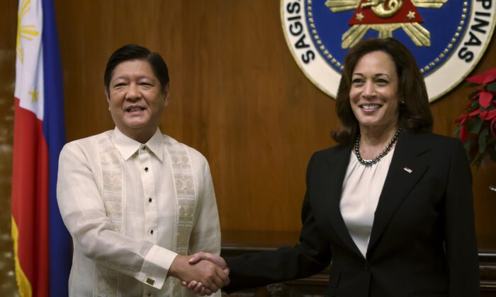 Phó Tổng thống Hoa Kỳ Kamala Harris (phải) bắt tay với Tổng thống Philippines Ferdinand Marcos Jr. tại dinh tổng thống Malacanang ở Manila, Philippines, hôm 21/11/2022. (Ảnh: Eloisa Lopez/Pool Photo qua AP)