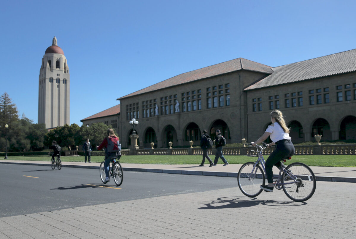 Người đi xe đạp băng qua Tháp Hoover trong khuôn viên Đại học Stanford ở Stanford, California, hôm 12/03/2019. (Ảnh: Justin Sullivan/Getty Images)