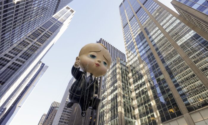 Các nhân vật bóng bay xuất hiện trên bầu trời New York trong cuộc diễn hành nhân dịp Lễ Tạ Ơn