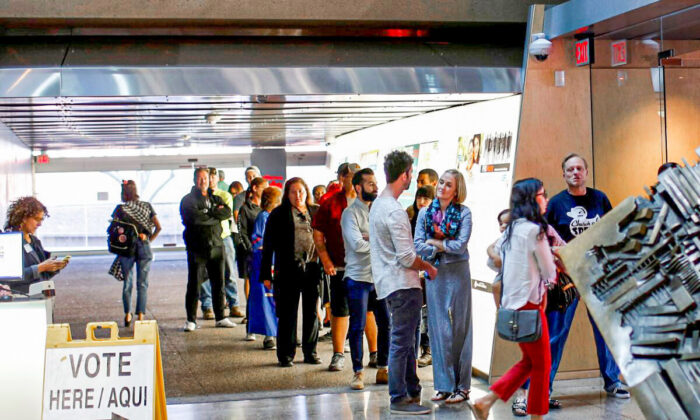 Quận Maricopa xác nhận các máy nhập liệu bị trục trặc vào Ngày Bầu Cử