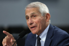 Tiến sĩ Anthony Fauci, giám đốc Viện Dị ứng và Bệnh Truyền nhiễm Quốc gia, nói chuyện tại Hoa Thịnh Đốn hôm 11/05/2022. (Ảnh: Alex Wong/Getty Images)