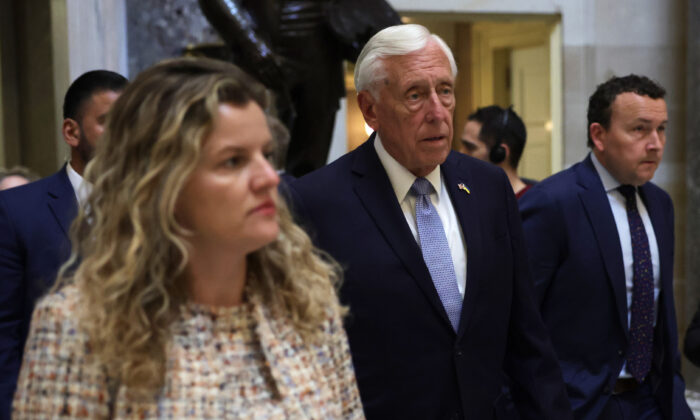 Dân biểu Steny Hoyer (Dân Chủ-Maryland) tại Hoa Thịnh Đốn hôm 17/11/2022. (Ảnh: Alex Wong/Getty Images)