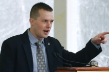 Ứng cử viên Đảng Dân Chủ Jared Golden giành được nhiệm kỳ thứ hai trong Quốc hội Maine