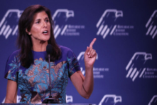 Cựu Đại sứ Liên Hiệp Quốc Nikki Haley nói chuyện với các khách mời tại Hội nghị Thường niên của các Nhà lãnh đạo Liên minh Do Thái của Đảng Cộng Hòa ở Las Vegas, Nevada hôm 19/11/2022. (Ảnh: Scott Olson/Getty Images)