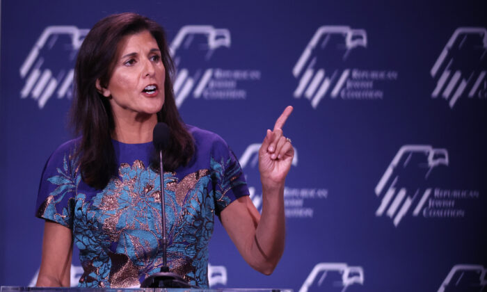 Cựu Đại sứ Liên Hiệp Quốc Nikki Haley nói chuyện với các khách mời tại Hội nghị Thường niên của các Nhà lãnh đạo Liên minh Do Thái của Đảng Cộng Hòa ở Las Vegas, Nevada hôm 19/11/2022. (Ảnh: Scott Olson/Getty Images)